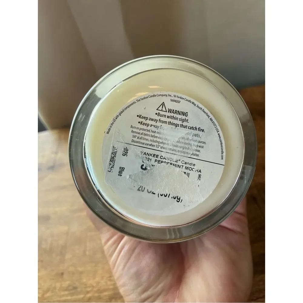 Yankee Candle Cafe Collection Peppermint Mocha Candle Grown-Up Snow Day 20 oz.